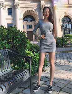 美女伸开两腿让我爽